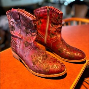 Taos Privilege side zip bootie - Size 10